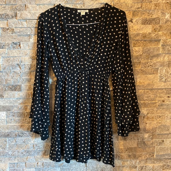 Billabong Dresses & Skirts - EUC Billabong “night fever” printed mini dress